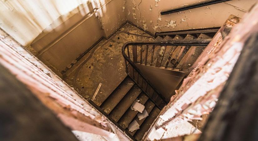 Ez lehetett az egykori Hatvanpuszta, egy miniszteri villa ajtaját feszítették fel