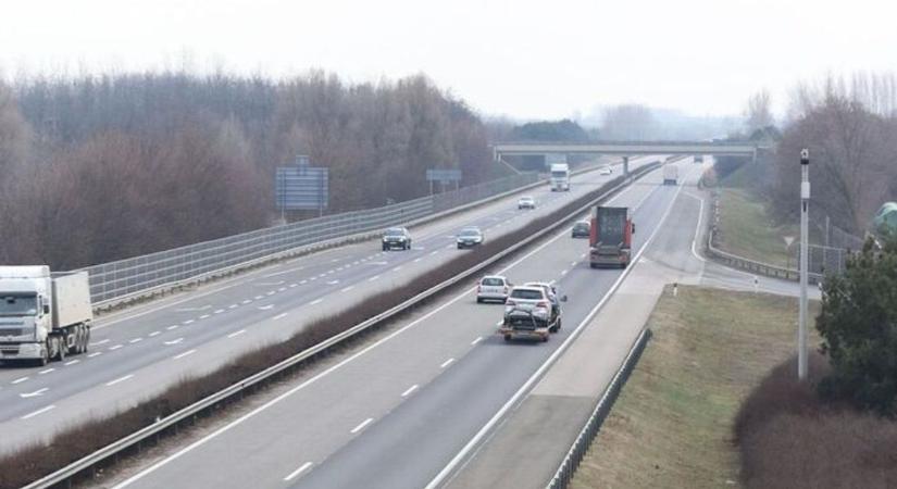 Veszélybe kerülhet a tanévkezdés, ijesztő jelenetek sokkolták az autópályán közlekedőket
