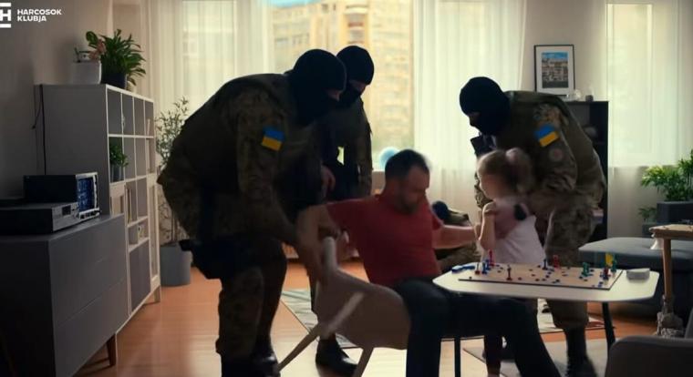 Otthonából rángatják ki, majd verik halálra a férfit az ukrán katonák a Harcosok Klubja AI-videójában
