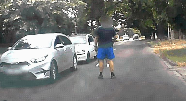 Fémkalapáccsal hadonászott, majd a pólóját is letépte egy dühöngő férfi Csepelen