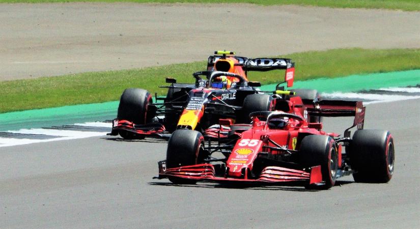 Kézről-kézre adták a F-1 pilótái a Hungaroringen ezt a magyar sztárt