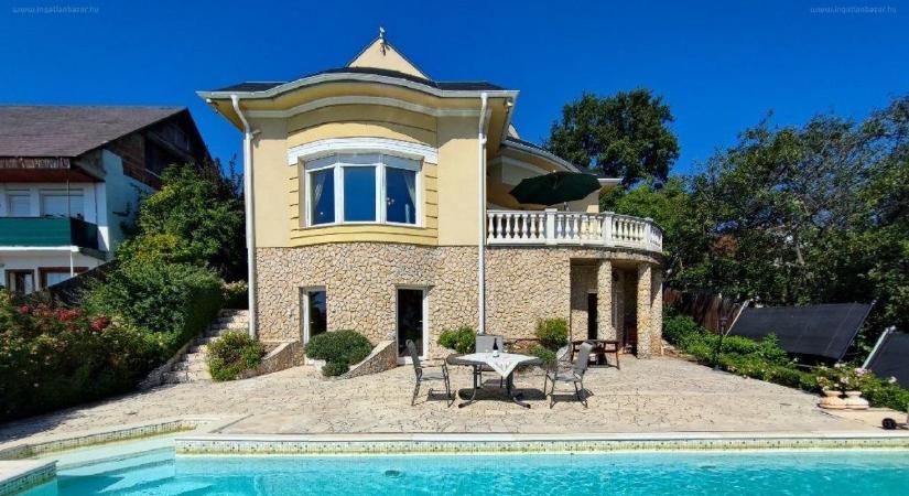 Mediterrán elegancia a Balaton felett – lélegzetelállító panorámával (galéria)