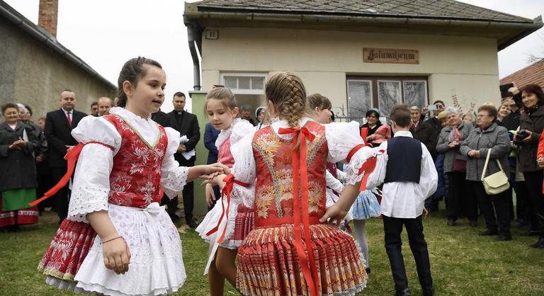 A magyarság drámája: ha a fél 10-es magyar mise helyett a 11-es szlovákra mész, megtörténik a nyelvváltás