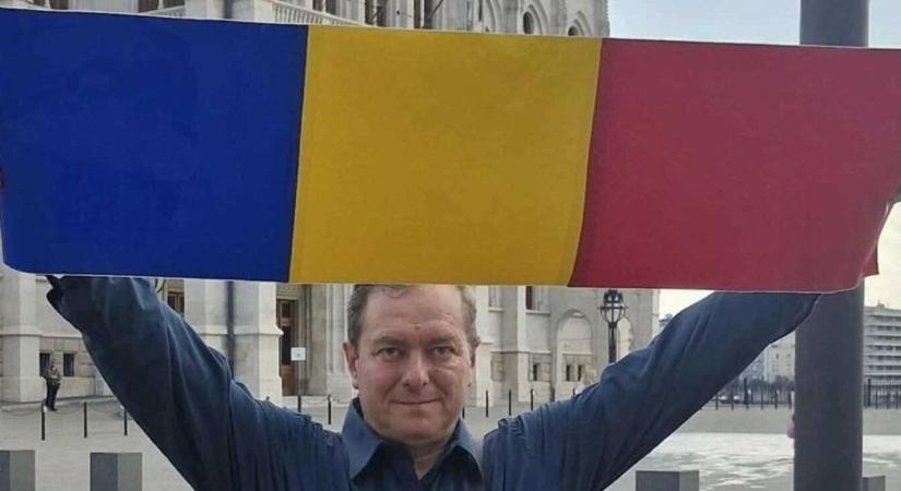 Egy magyarellenes szervezet elnöke román zászlóval pózolt a magyar Parlament előtt