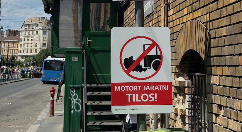 A Demokrata cikke után pár nappal lecserélték a bosszantó táblákat