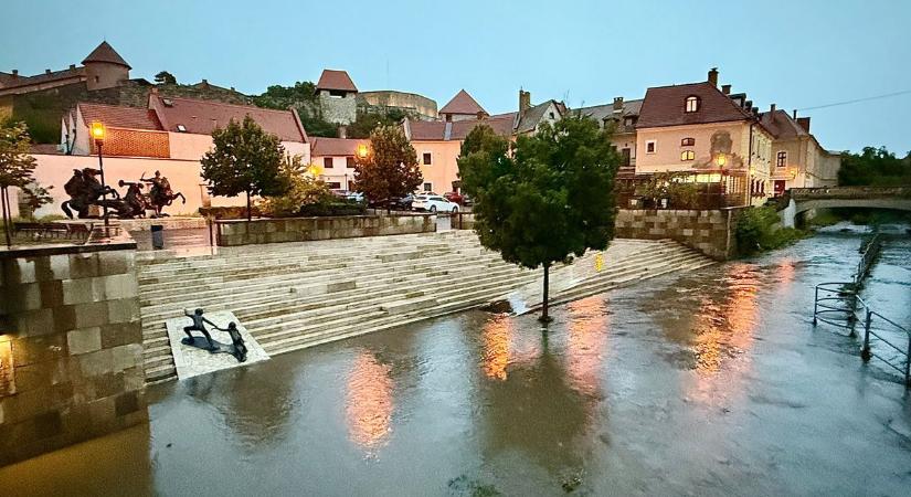 Megáradt az Eger-patak, eltűnt a bicikliút a felhőszakadás után  videó