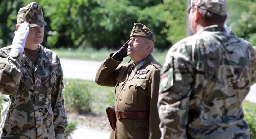 Legendás ejtőernyős alakulat dicső múltjára emlékezett a jelenkor