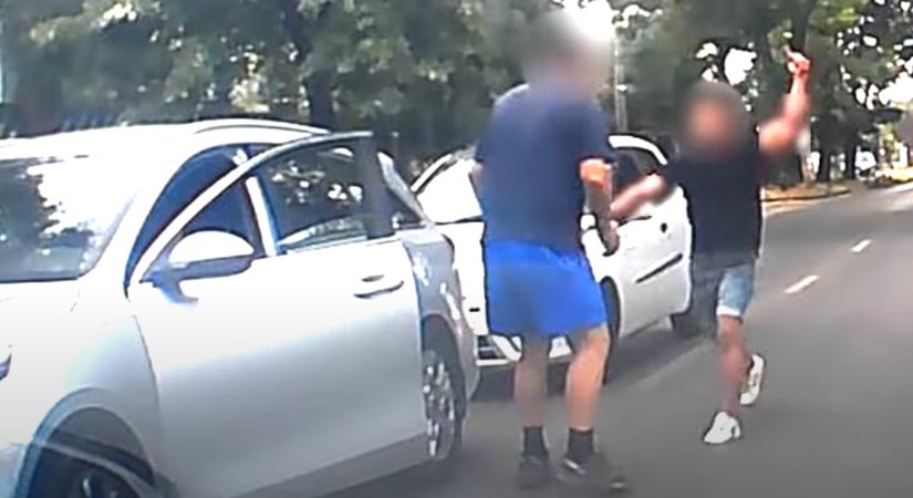 Szétfeszítette az ideg, kalapácsot rántott egy autós Csepelen, az egészről videó készült
