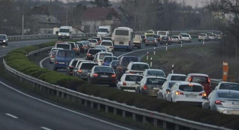 Az M3-ason szalagkorlátnak üközött egy autó, egy sávon halad a forgalom