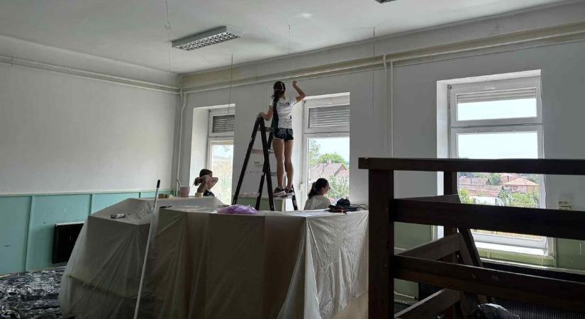 Fiatalok tették szebbé az erdőkövesdi óvodát