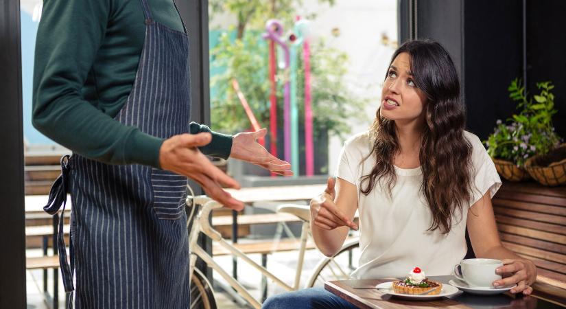 Botrány a nívós étteremben: hozzávágtak a vendéghez egy halom tálcát