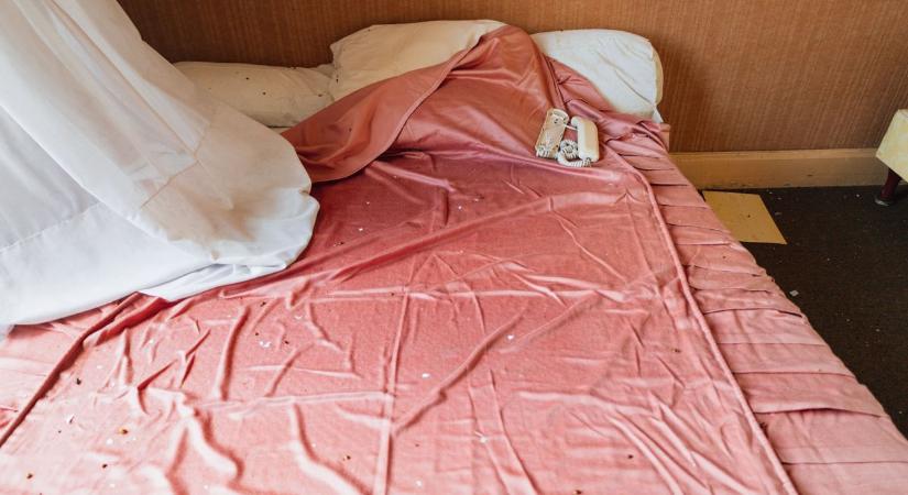 Ragacsos folt az ágyneműn, penészes falak, bűz, bogarak: aki teheti, kerülje ezeket a nyíregyházi szállásokat!