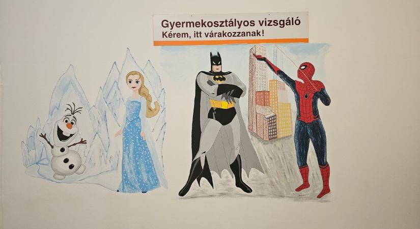 Mesefalak között gyógyulhatnak a kicsik – Szuperhősök költöztek a dunaújvárosi kórházba
