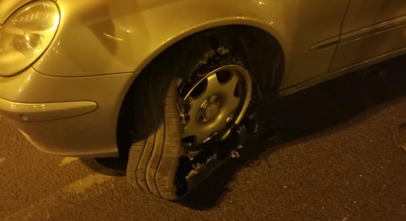 Felnin gurult a főváros utcáin az autó, a sofőr szerint ez nem okozott problémát