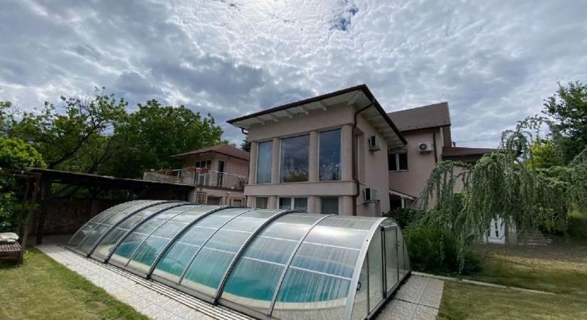 Nem csak otthont, életstílust is kínál ez az eladó ház Komárom-Esztergom rejtett gyöngyszemében fotók
