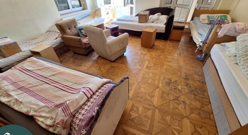 Pincében elhelyezett idős emberek, lenyúlt bankkártyák - Újabb illegális szociális otthont zárt be a NAV Hajdú-Biharban