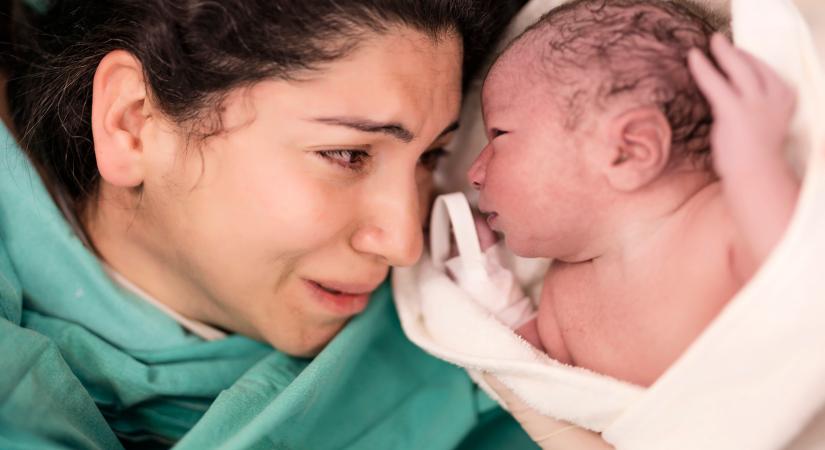 „Kimondjuk azokat a tabukat, amelyeket túl sokáig övezett némaság” – Az anyává válás súlyos trauma is lehet