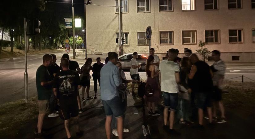 Cuki meglepetés a szekszárdi szülészet előtt: az apuka szerenádja könnyet csalt a szemekbe (VIDEÓVAL)
