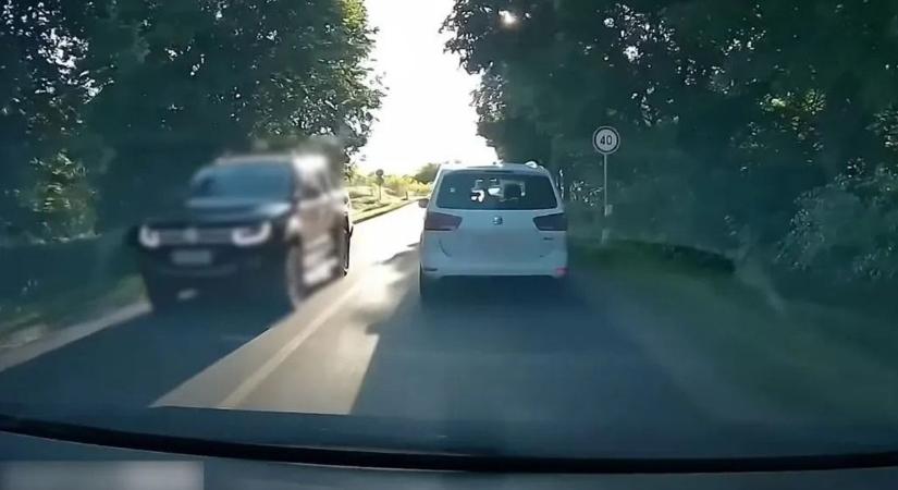 Dühöngő sofőr veszélyeztette a forgalmat: videón az ámokfutása