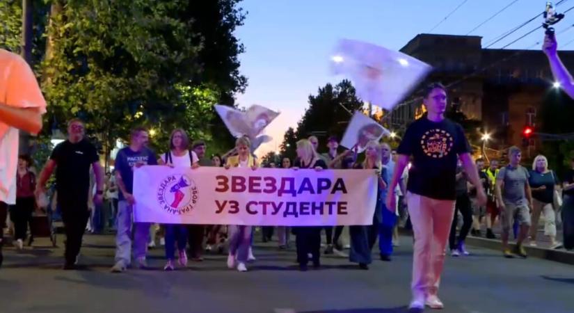 A miniszterelnök villája előtt és a parlamenti elnök fivérének házánál tüntettek