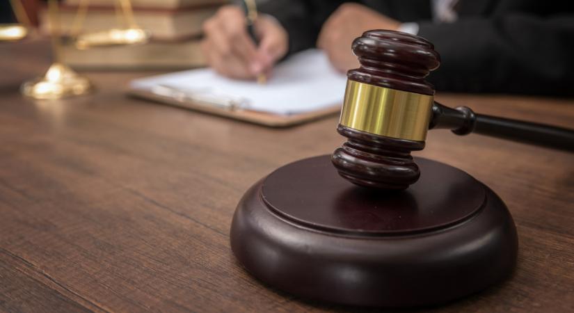 Brutális csalás áldozata lett a tiszafüredi asszony: ugrott a háza, semmit sem tehet