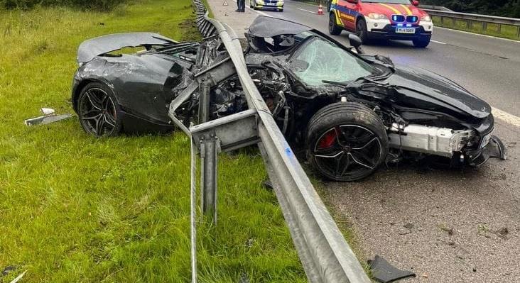 Kórház helyett gyalog ment haza: súlyos balesetet úszott meg egy McLaren-sofőr