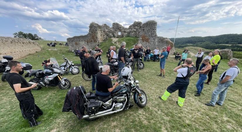 Három vár, ötven motoros és egy jégeső – ilyen túrát ritkán lát a Balaton-felvidék!