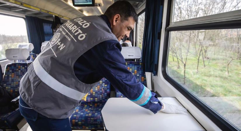 Vonatoznak a takarítók – Kétezer tekercs WC-papír a járatokon