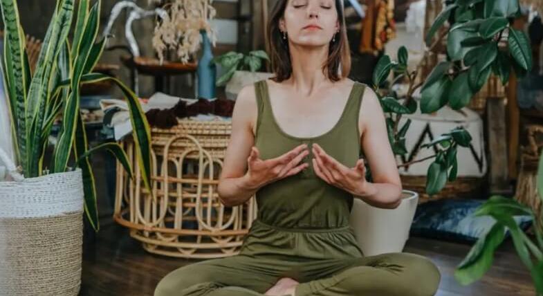 Flow és mindfulness kombinációja: légzés, vizualizáció és apró alkotás egyben