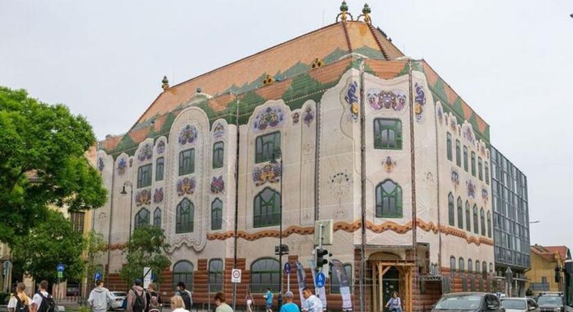 Az erdélyi pap és költő érkezik a Cifrapalotába
