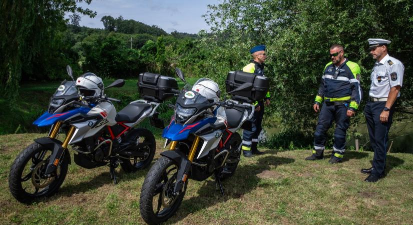 Rendőrök terepmotorral