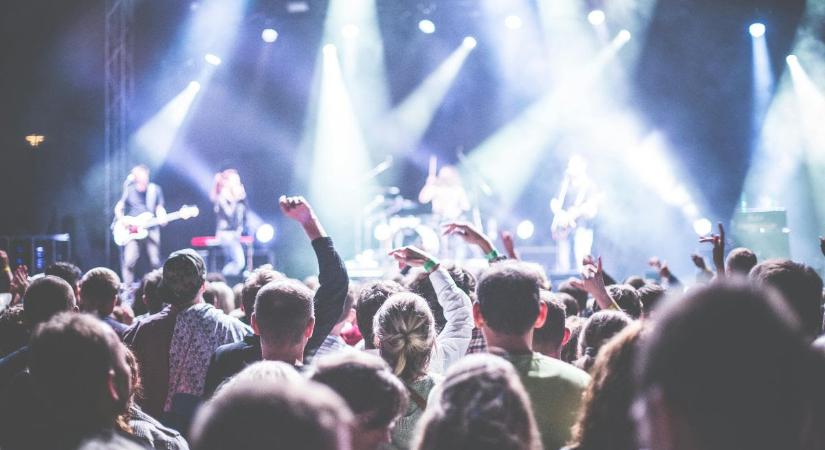 Özönlenek a lengyelek és a csehek a Szigetre