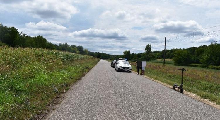 Óriásit bukott az elektromos rollerével egy 16 éves fiú, eszméletlen állapotban találtak rá az út szélén