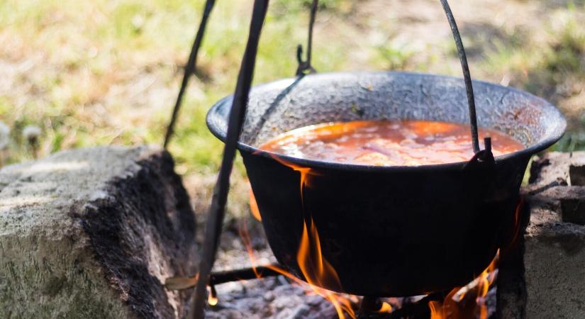 Mitől lesz jó a bográcsgulyás? Hát ettől!