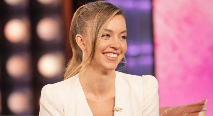 Felkapott lett egy videó Sydney Sweeney-ről, amin egy lőtéren John Wick módjára használja a fegyvereket