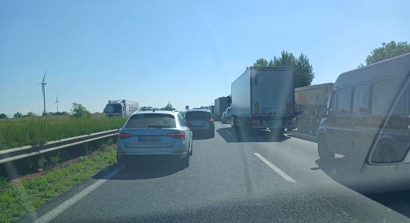 Megállt az élet az M1-esen! Videón és képeken a kilométeres dugók és balesetek, amik bénítják a forgalmat
