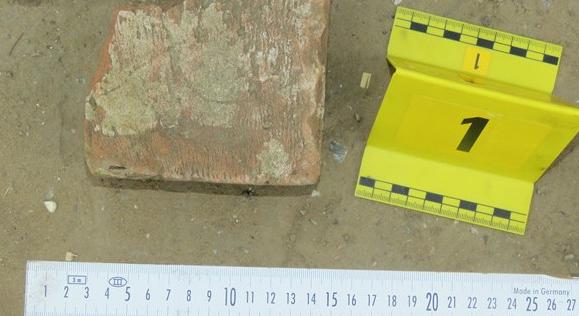 Közel másfél kilós téglával dobtak meg egy rendőrt egy nyírségi településen