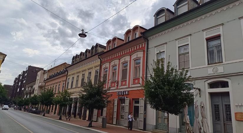 Üres kirakatok Szeged szívében: ezek a boltok tűntek el az Oskola utcáról
