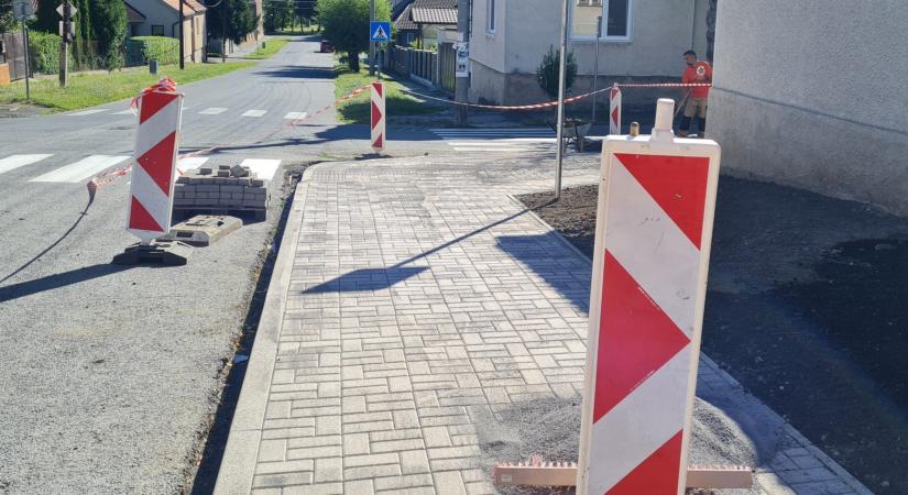 Az új járda növeli a tanulók biztonságát Füleken