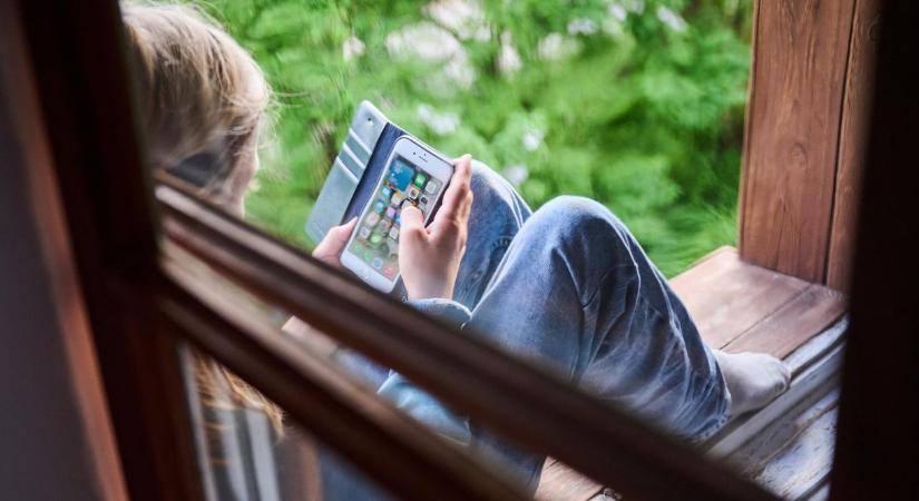 Ijesztő megállapításokat tett egy kutatás, lassan már sosem teszik le a mobiljukat a magyarok