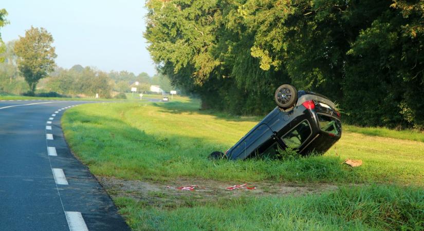 Megint baleset a halálos szakaszon: fejtetőn az autó