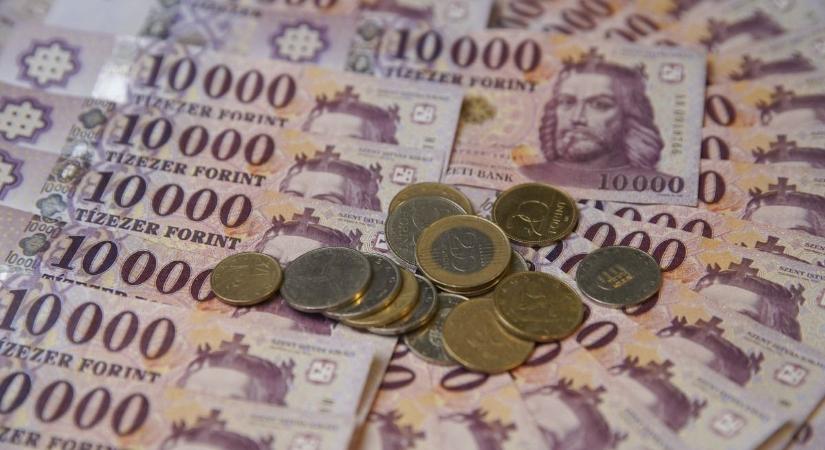 Kétszer is kapnak pénzt a családok ebben a hónapban. A családi pótlék az iskolakezdést segíti