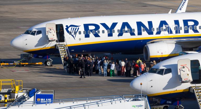 Eljárást indított a GVH a Ryanair ellen, sötét mintázatokat látnak a légitársaságnál
