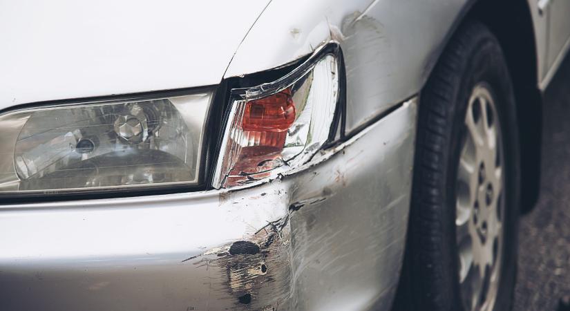 Fehér Opel rongált Győrben