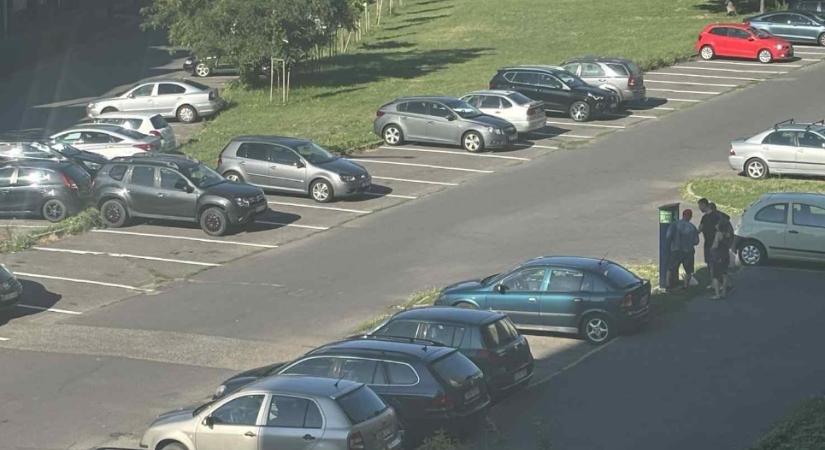 Így örül a lakosság a foghíjas parkolóknak Debrecenben