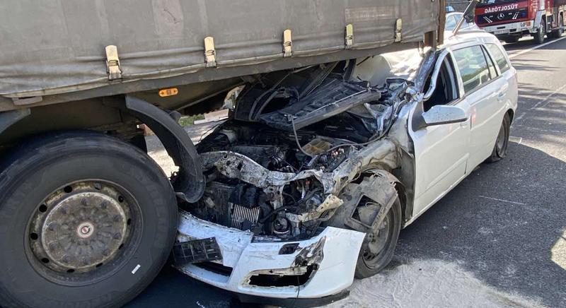 Kamion és személyautó ütközött az M7-esen