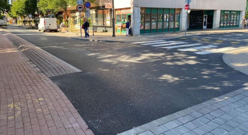 Itt nem lesz sétálóutca – a belvárosi aszfaltozásról posztolt a polgármester (galéria, videó)