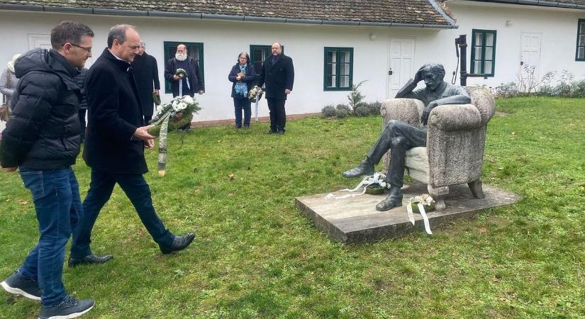 A géniusz, aki még ma is a magyar irodalom csendes forradalmára