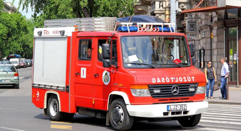 Villanyoszlopnak csapódott egy autó, egy embert kórházba szállítottak
