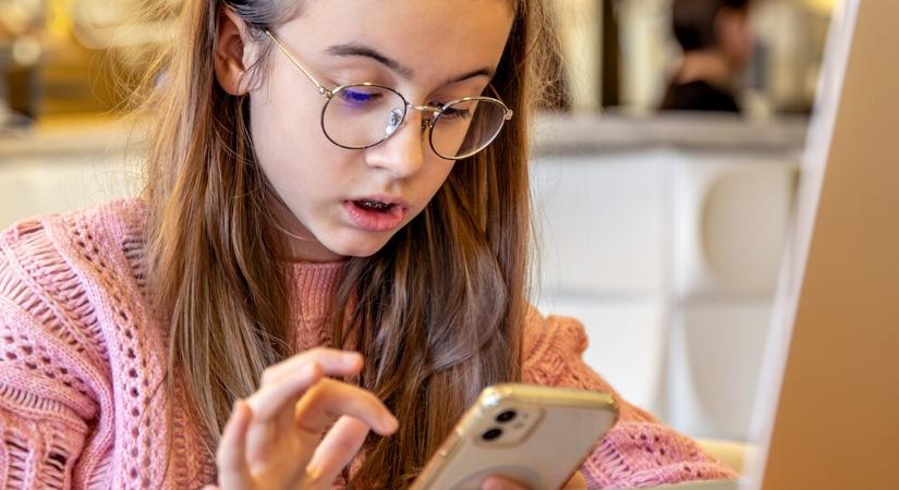 Sokkot kapnak a szülők: már napi 8 órát nyomkodja a telefonját a gyerek – szakértők figyelmeztetnek!